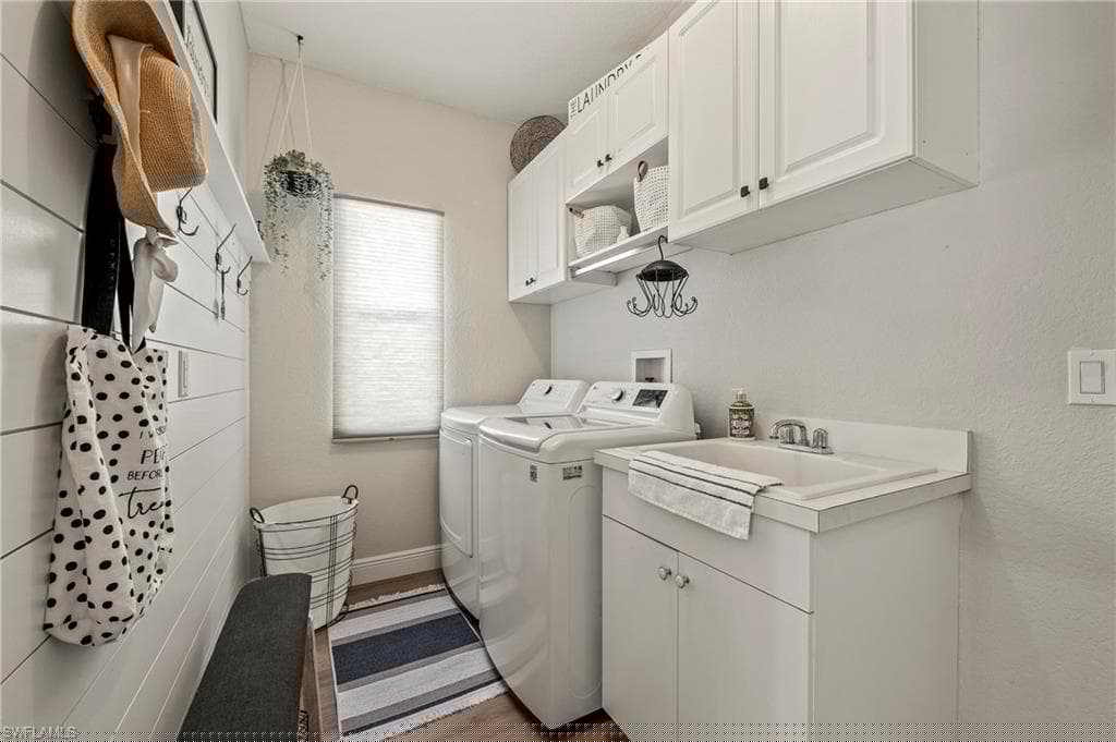 1015 Tivoli Ln, Naples, FL 34104-33