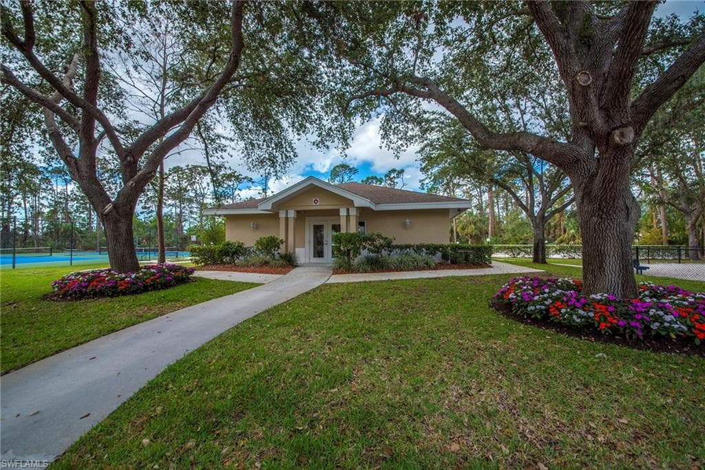 1015 Tivoli Ln, Naples, FL 34104-38