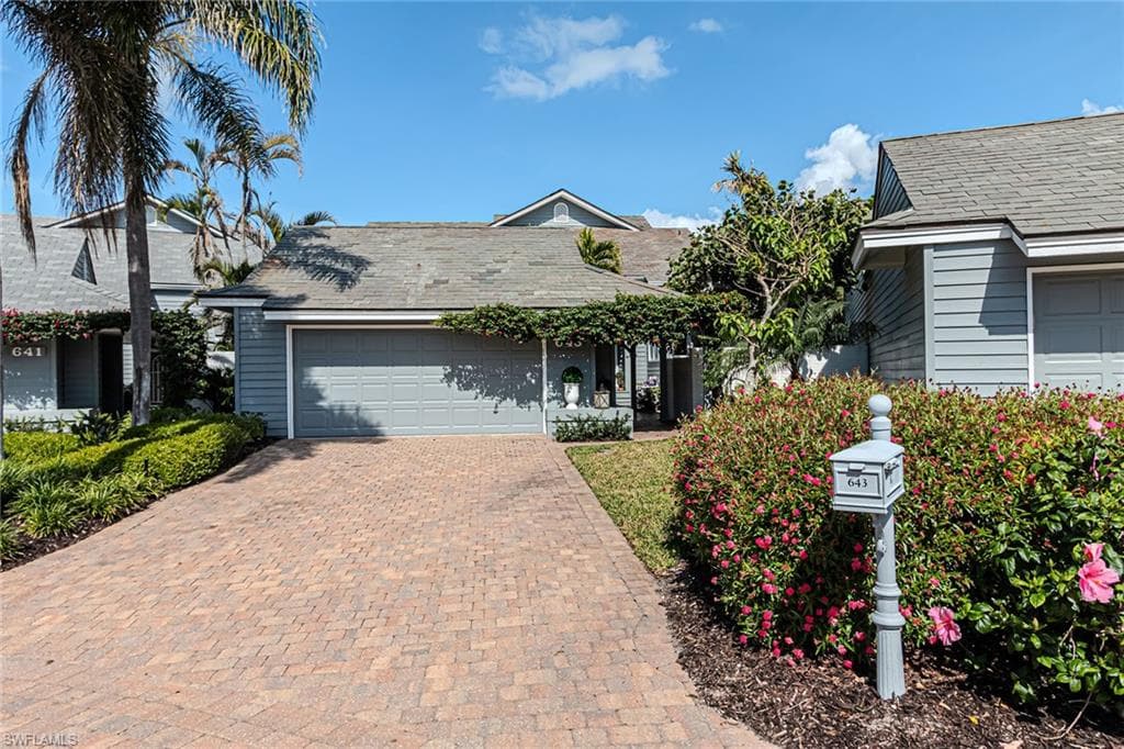 643 Bridgeway Ln, Naples, FL 34108-2