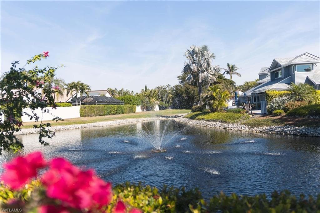 643 Bridgeway Ln, Naples, FL 34108-3