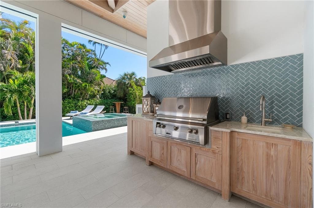3290 Crayton Rd, Naples, FL 34103-35