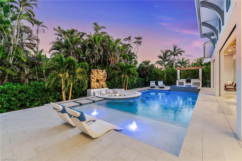 3290 Crayton Rd, Naples, FL 34103-38