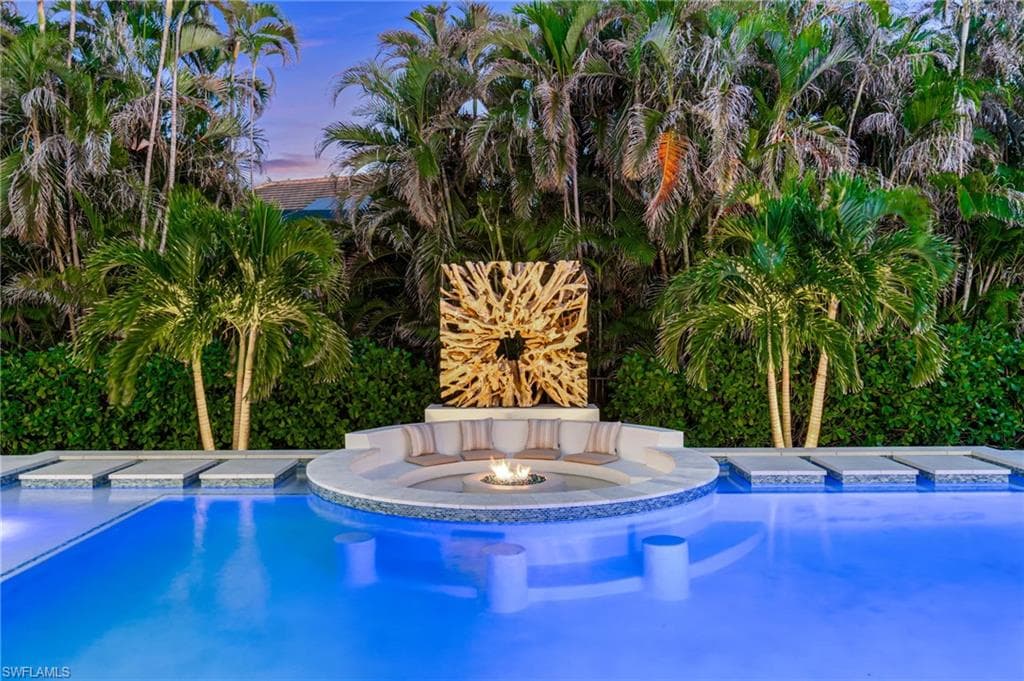 3290 Crayton Rd, Naples, FL 34103-39