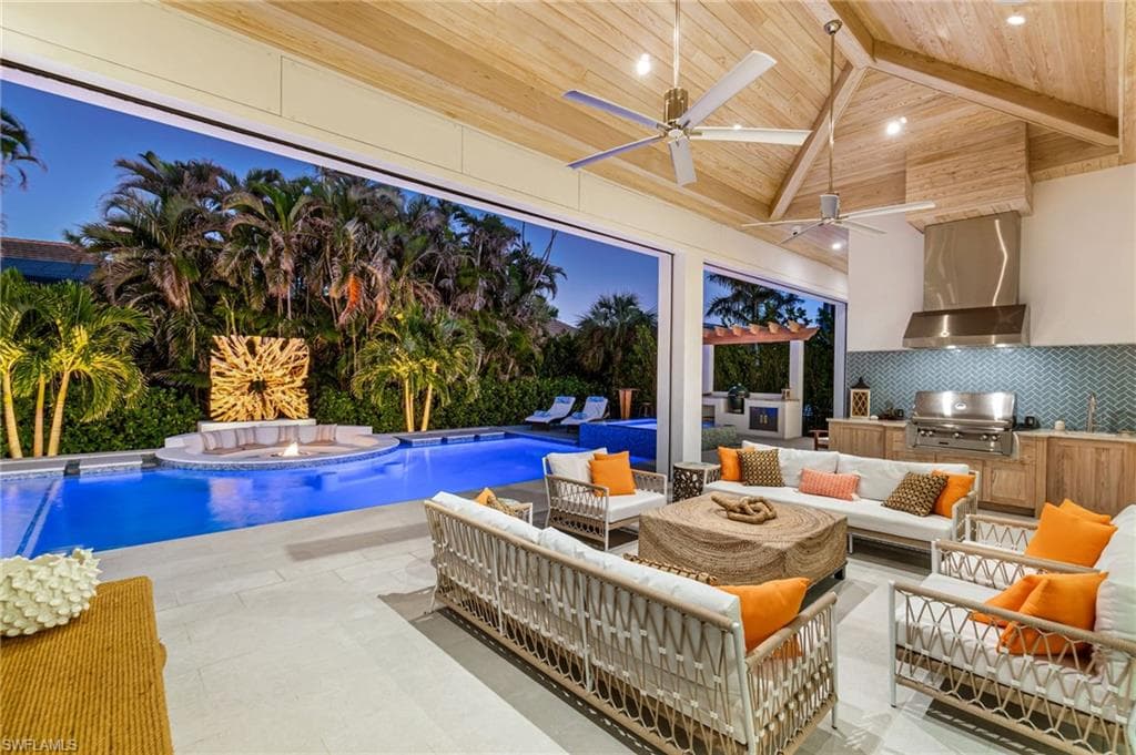 3290 Crayton Rd, Naples, FL 34103-4