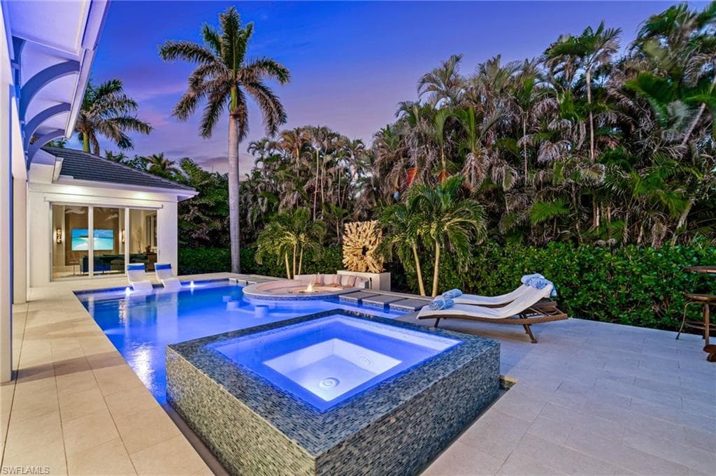 3290 Crayton Rd, Naples, FL 34103-5