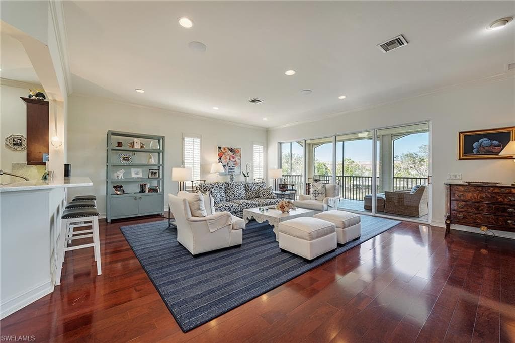 5045 Blauvelt Way 201, Naples, FL 34105-3
