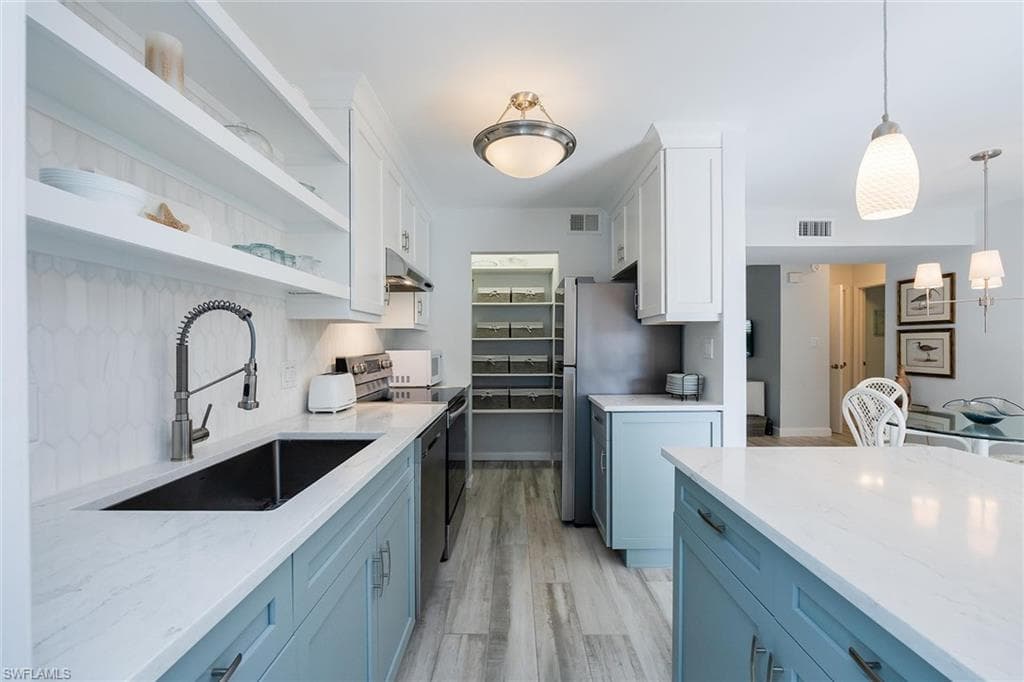 788 Park Shore Dr C17, Naples, FL 34103-9