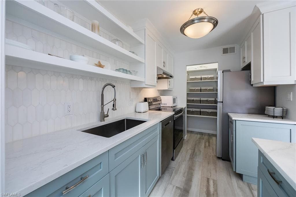 788 Park Shore Dr C17, Naples, FL 34103-8