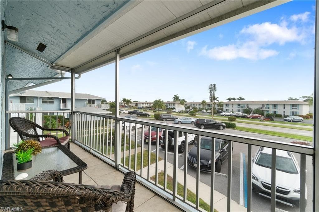 208 Palm Dr 4, Naples, FL 34112-1