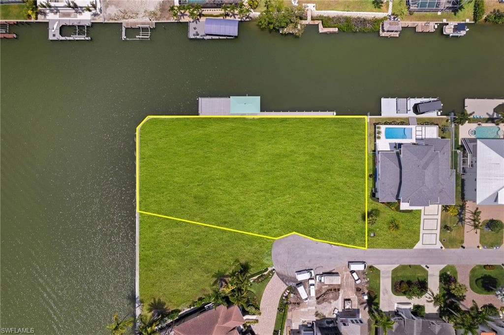 371 Bayside Ave, Naples, FL 34108-4
