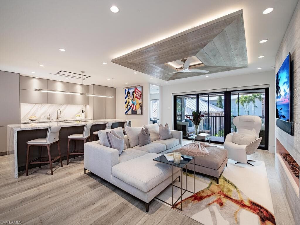 295 5th Ave S, Naples, FL 34102-1