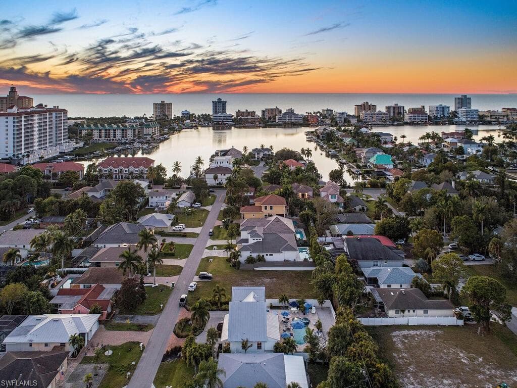 721 93rd Ave N, Naples, FL 34108-30