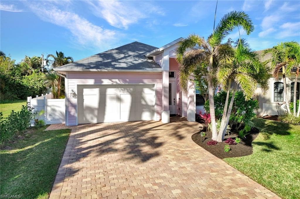 721 93rd Ave N, Naples, FL 34108-3