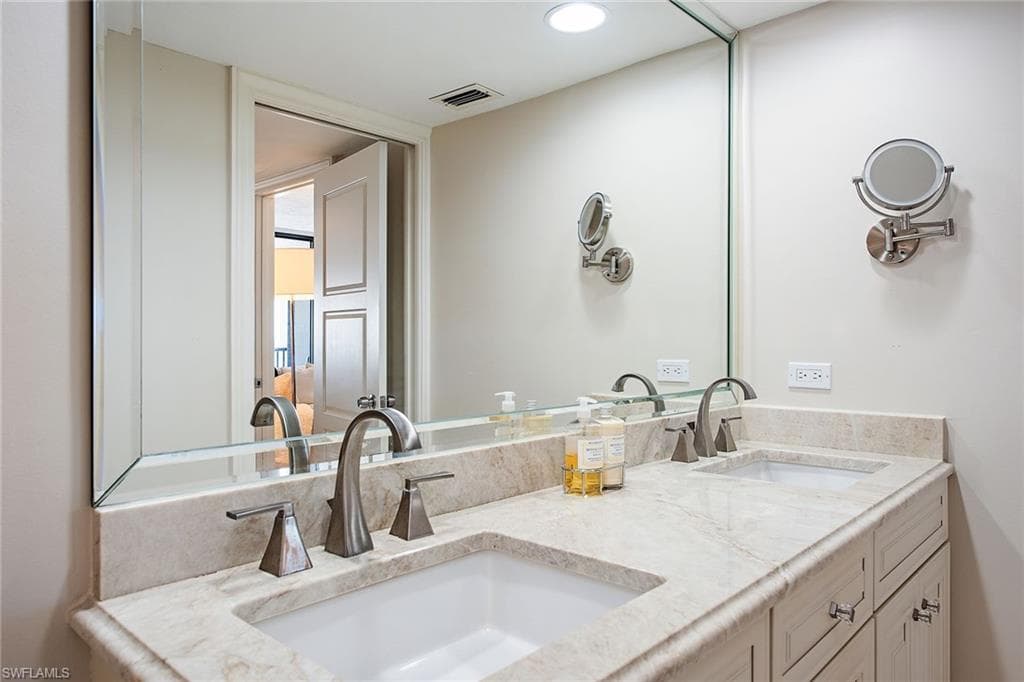 9715 Gulf Shore Dr 301, Naples, FL 34108-8