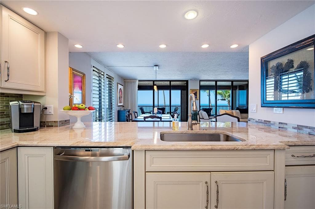 9715 Gulf Shore Dr 301, Naples, FL 34108-6