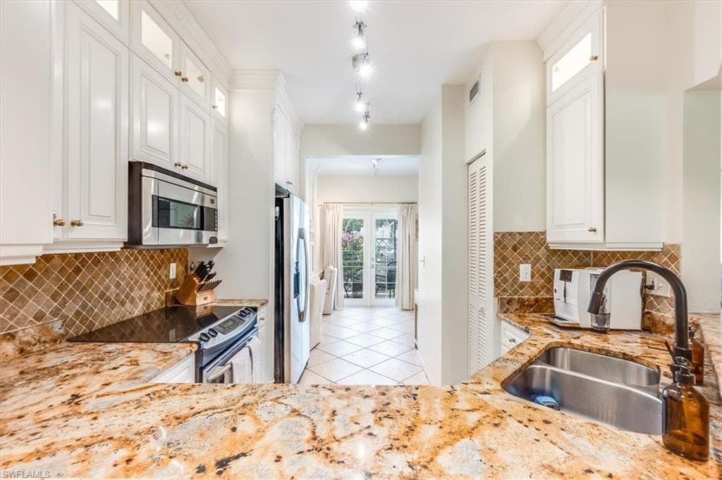 871 Tanbark Dr 102, Naples, FL 34108-6