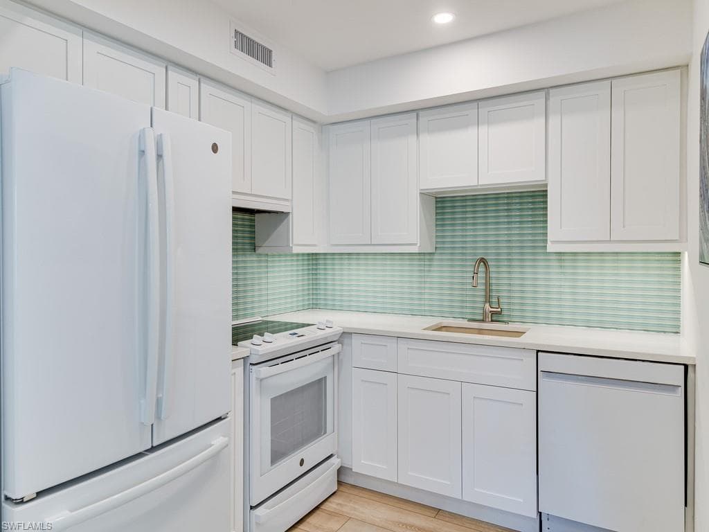 975 9th Ave S 8, Naples, FL 34102-9