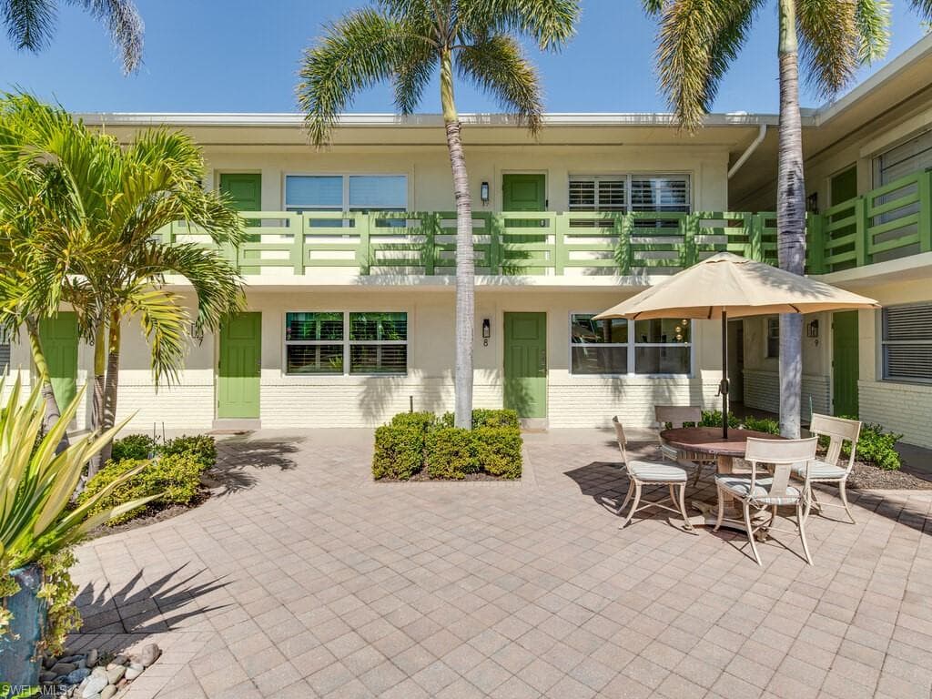 975 9th Ave S 8, Naples, FL 34102-13