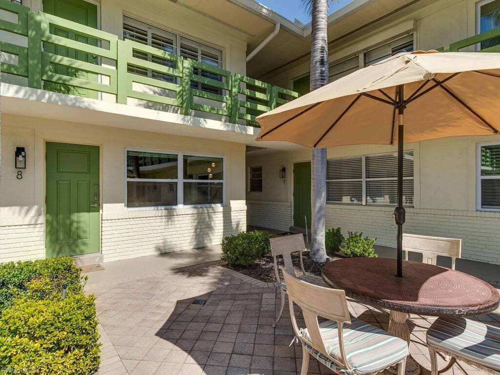975 9th Ave S 8, Naples, FL 34102-14