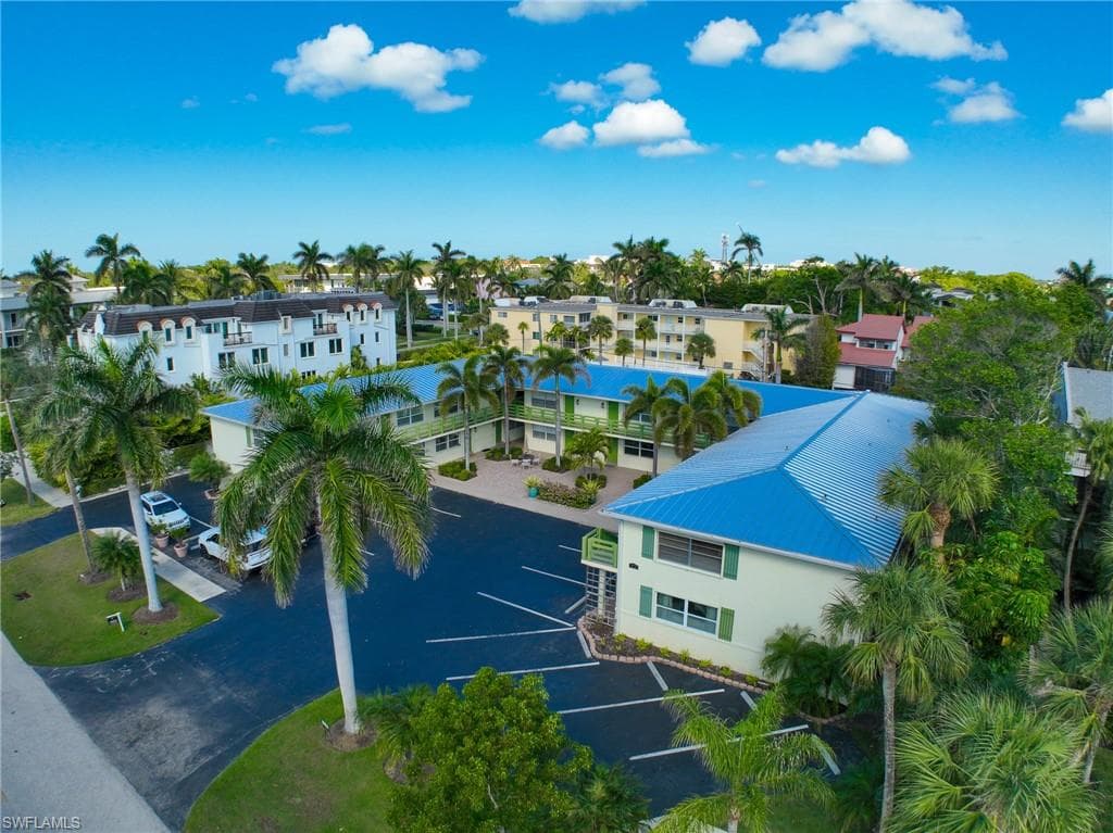 975 9th Ave S 8, Naples, FL 34102-16