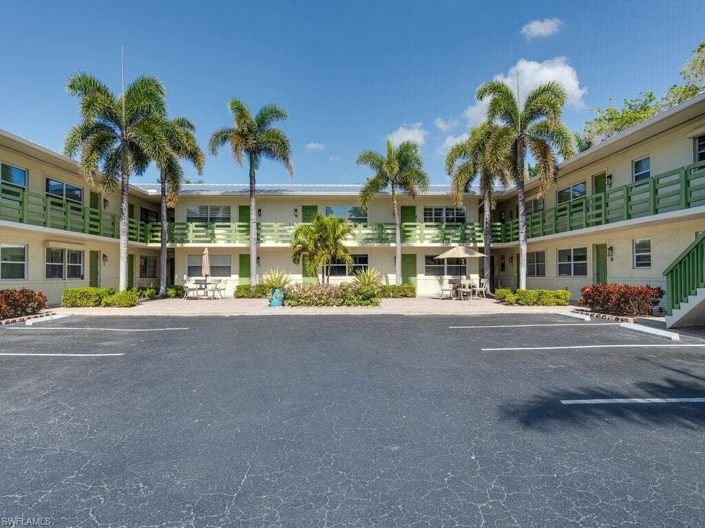 975 9th Ave S 8, Naples, FL 34102-18