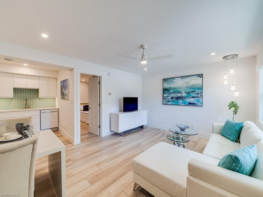 975 9th Ave S 8, Naples, FL 34102-5