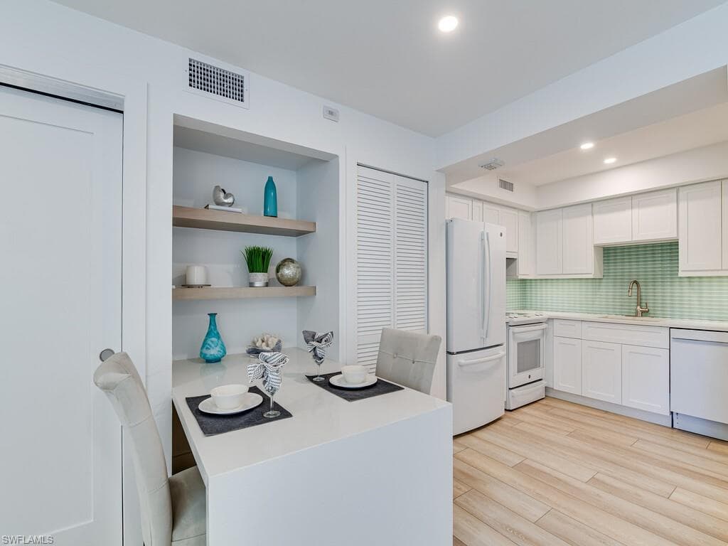 975 9th Ave S 8, Naples, FL 34102-8