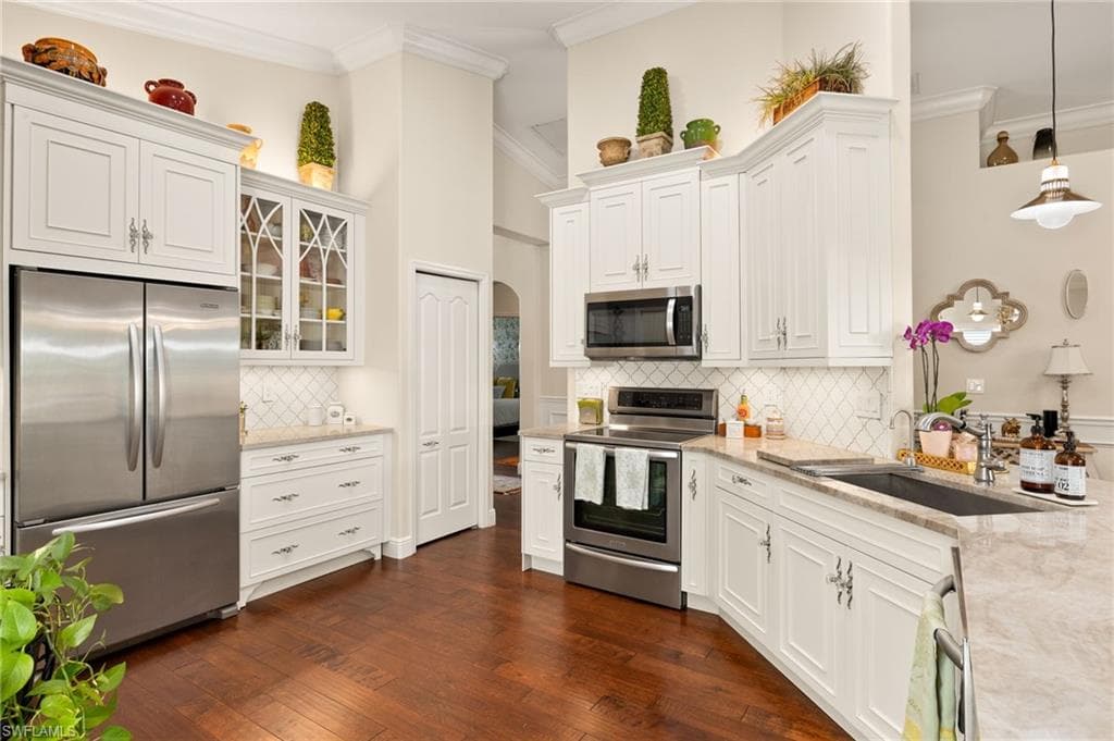 207 Glen Eagle Cir, Naples, FL 34104-10