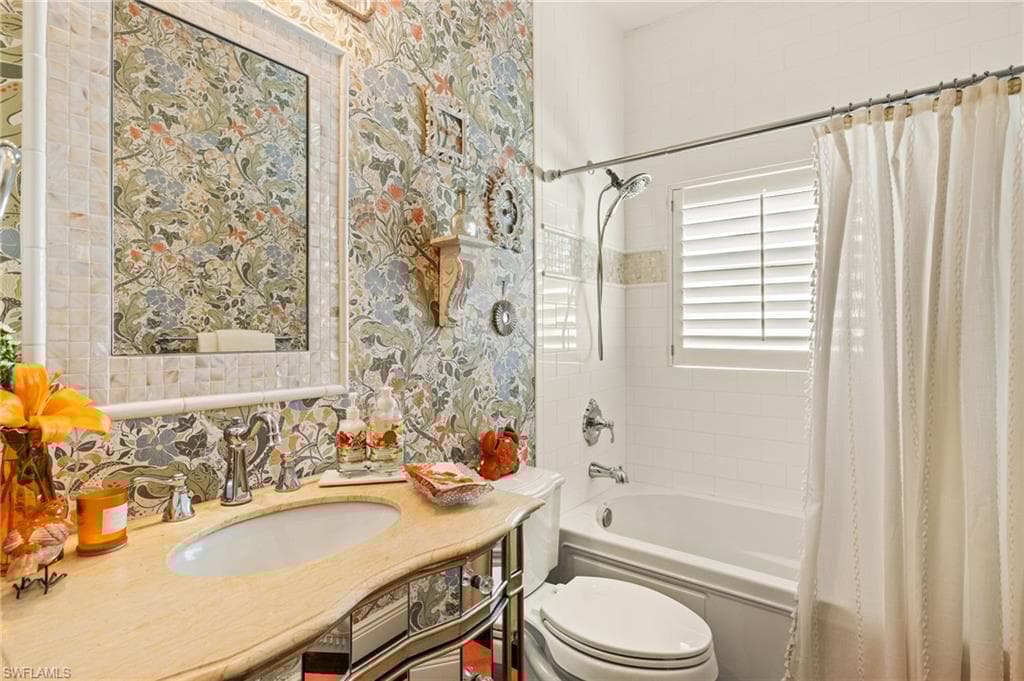 207 Glen Eagle Cir, Naples, FL 34104-17