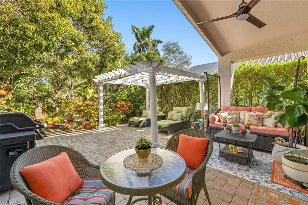 207 Glen Eagle Cir, Naples, FL 34104-21