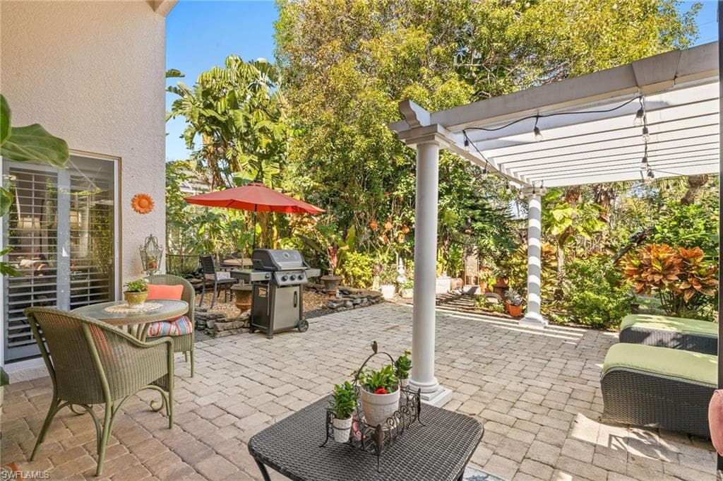 207 Glen Eagle Cir, Naples, FL 34104-22