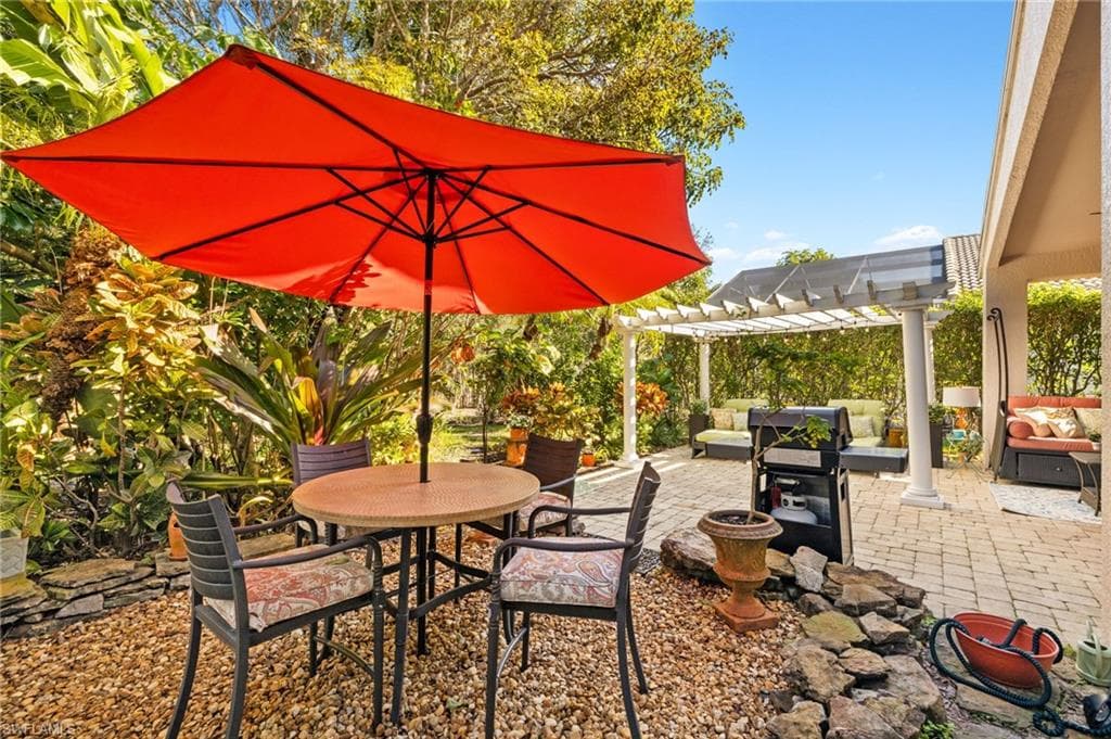 207 Glen Eagle Cir, Naples, FL 34104-24