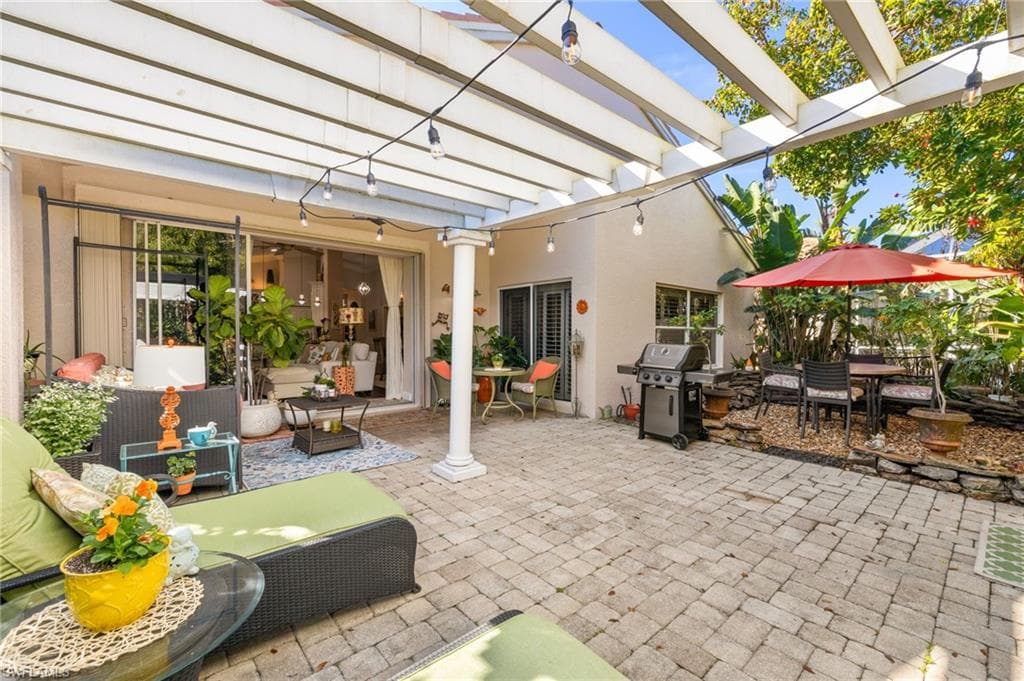 207 Glen Eagle Cir, Naples, FL 34104-25