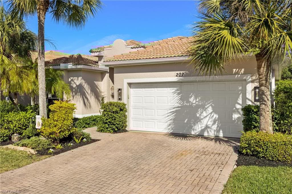 207 Glen Eagle Cir, Naples, FL 34104-38