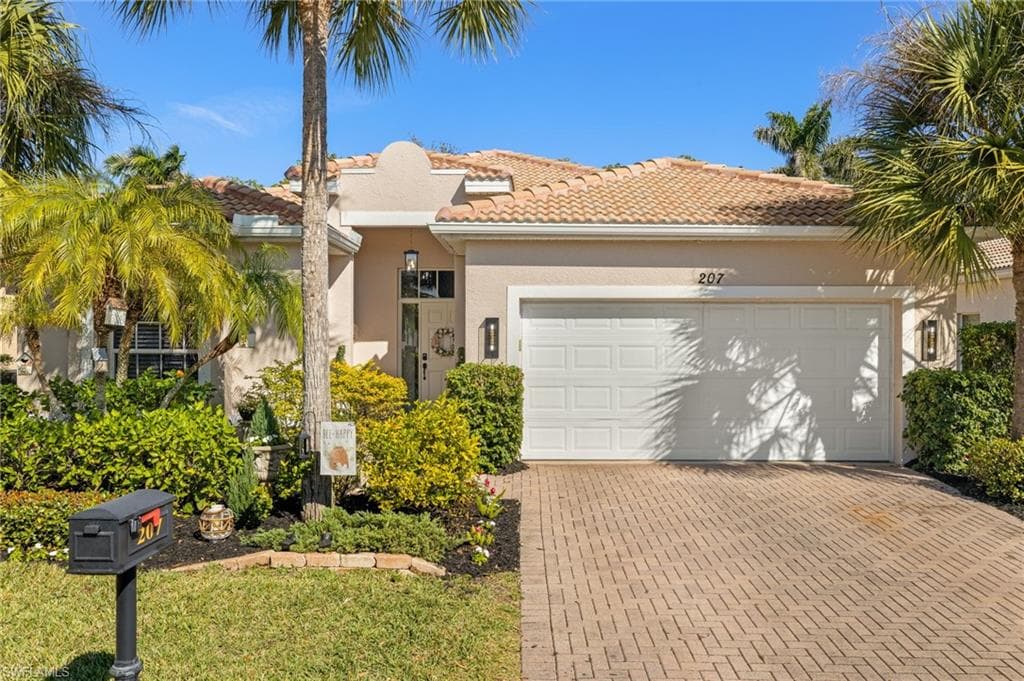 207 Glen Eagle Cir, Naples, FL 34104-3