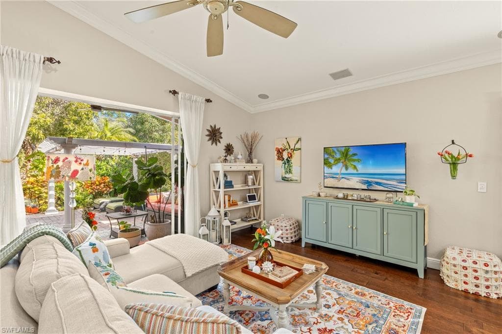 207 Glen Eagle Cir, Naples, FL 34104-5