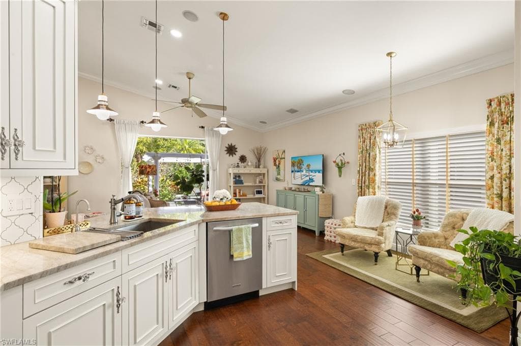 207 Glen Eagle Cir, Naples, FL 34104-8