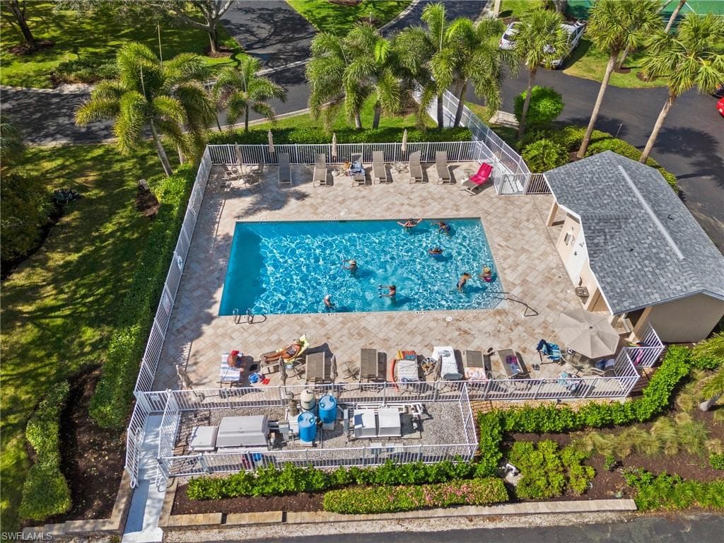760 Wiggins Lake Dr 202, Naples, FL 34110-24