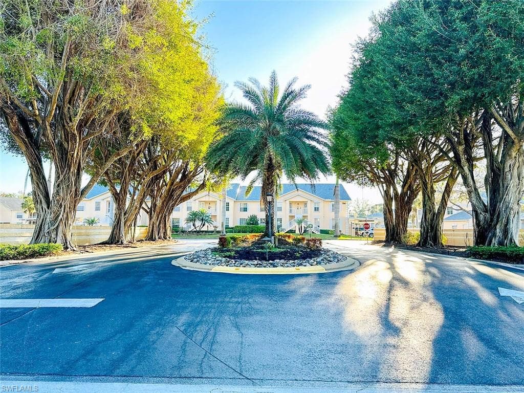 760 Wiggins Lake Dr 202, Naples, FL 34110-26