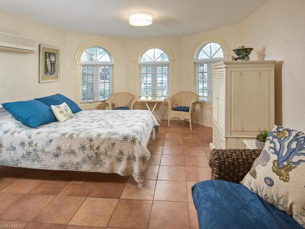720 17th Ave S, Naples, FL 34102-25