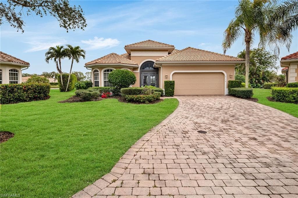 6730 Bent Grass Dr, Naples, FL 34113-2