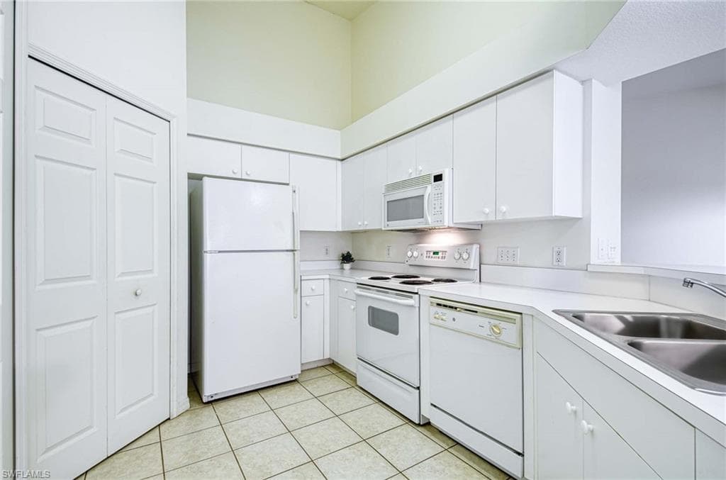 3260 Douglas Dr 204, Naples, FL 34105-4