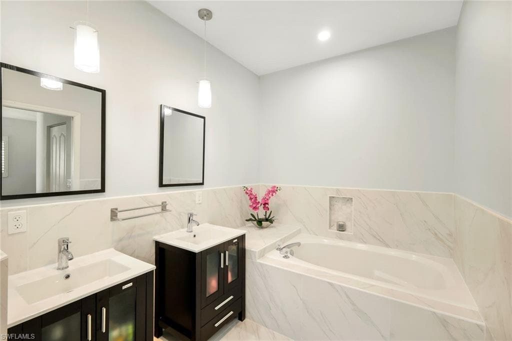 650 Luisa Ln 4, Naples, FL 34104-15
