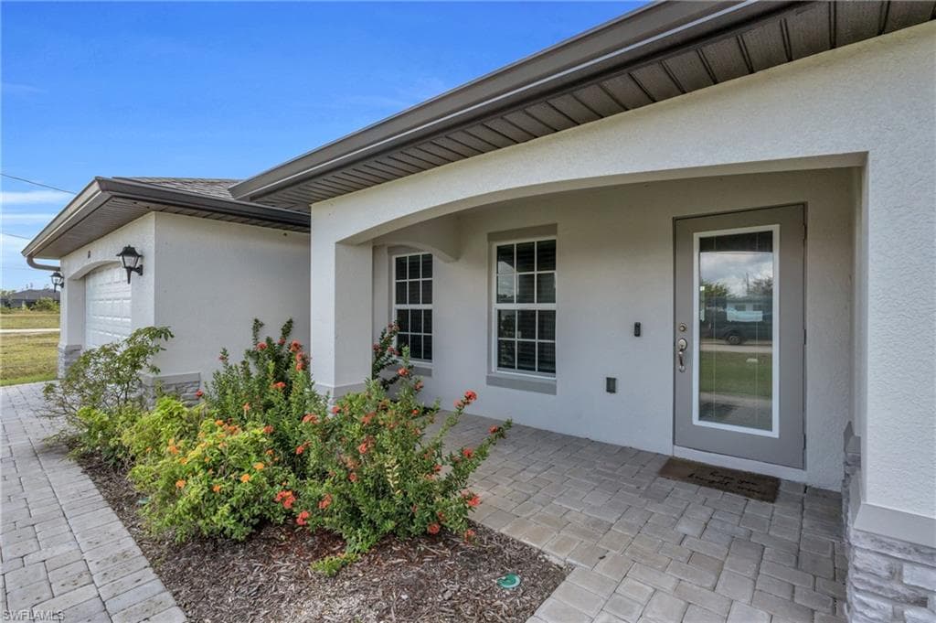 618 2nd Pl, Cape Coral, FL 33909-3