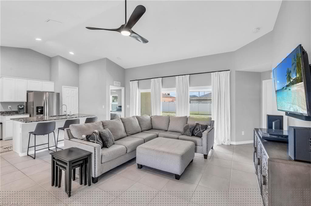 618 2nd Pl, Cape Coral, FL 33909-8