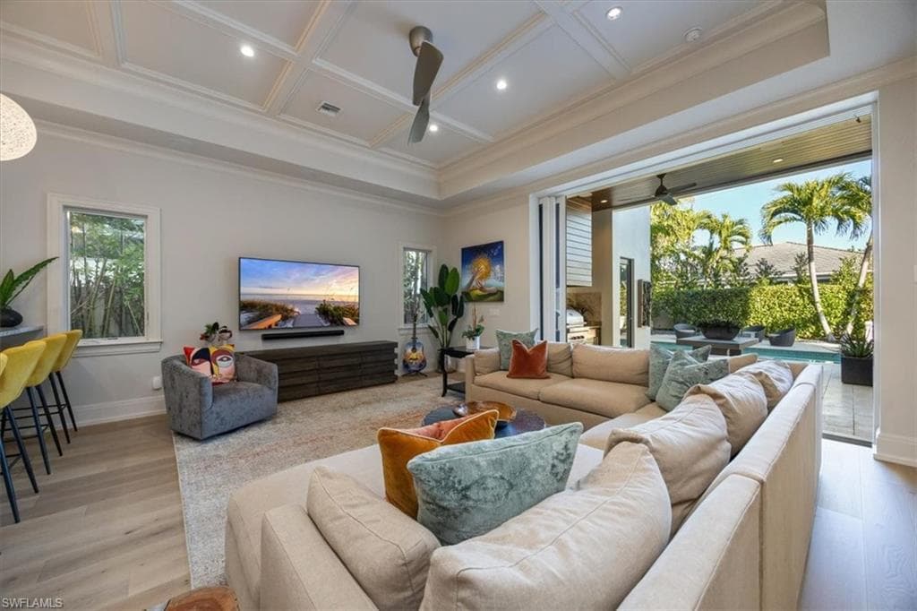 565 Fairway Ter, Naples, FL 34103-10