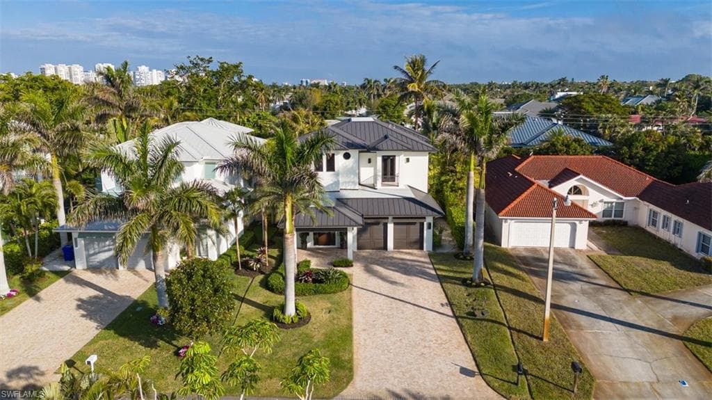 565 Fairway Ter, Naples, FL 34103-1