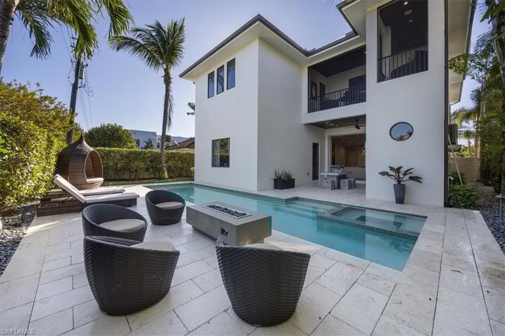 565 Fairway Ter, Naples, FL 34103-19
