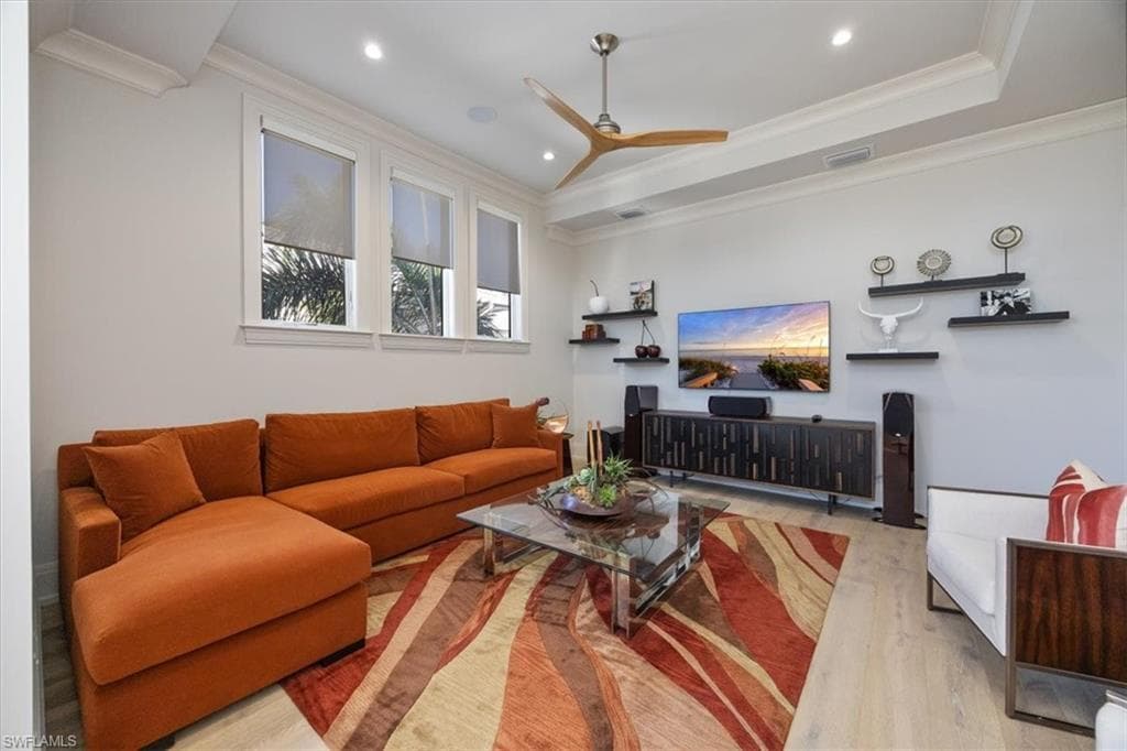565 Fairway Ter, Naples, FL 34103-21