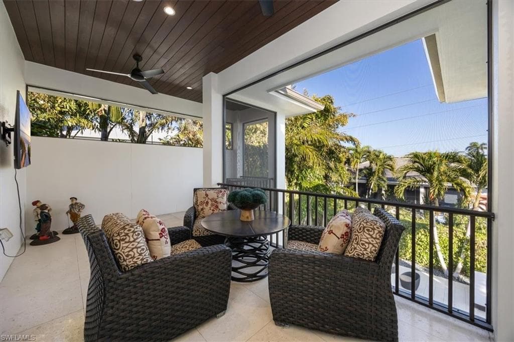 565 Fairway Ter, Naples, FL 34103-28